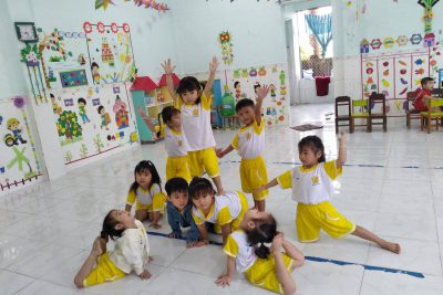 Nhảy múa cũng mang lại nhiều lợi ích về kỹ năng rèn luyện thân thể và kỹ năng mềm cho các bé.